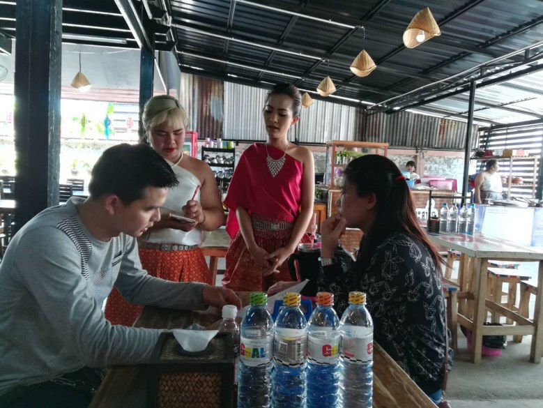 แม่ค้าสองแควอิงกระแสละคร "บุพเพสันนิวาส" แต่งชุดไทยขายก๋วยเตี๋ยว