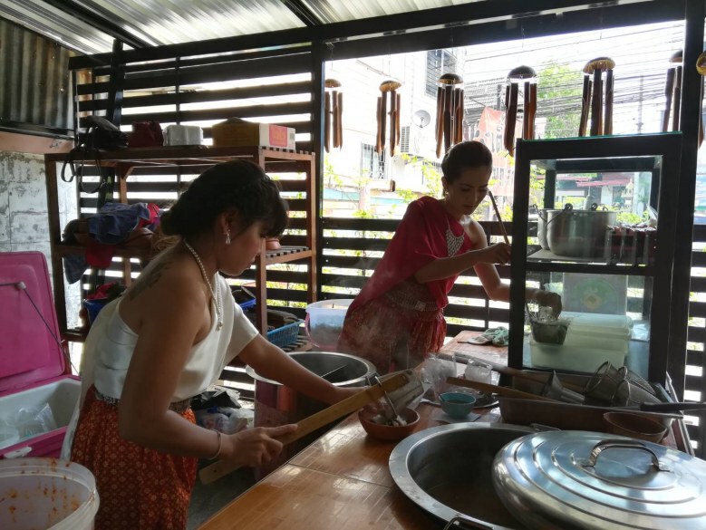 แม่ค้าสองแควอิงกระแสละคร "บุพเพสันนิวาส" แต่งชุดไทยขายก๋วยเตี๋ยว