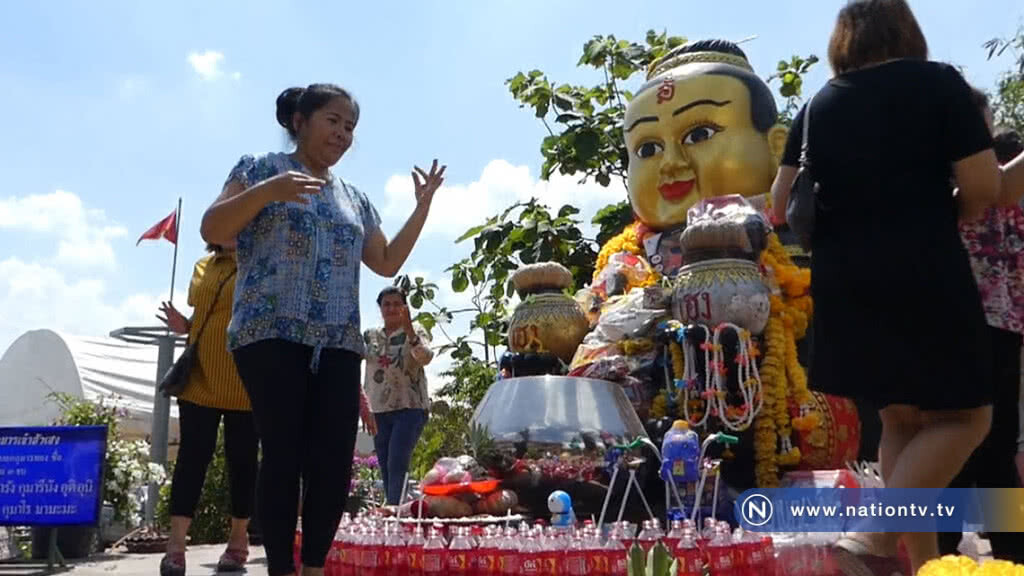 นักเสี่ยงโชคแห่รำแก้บนรอบกุมารเจ้าสัวเฮงหลังให้โชคเลขอ่างน้ำมนต์