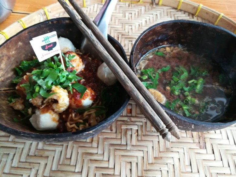 แม่ค้าสองแควอิงกระแสละคร "บุพเพสันนิวาส" แต่งชุดไทยขายก๋วยเตี๋ยว