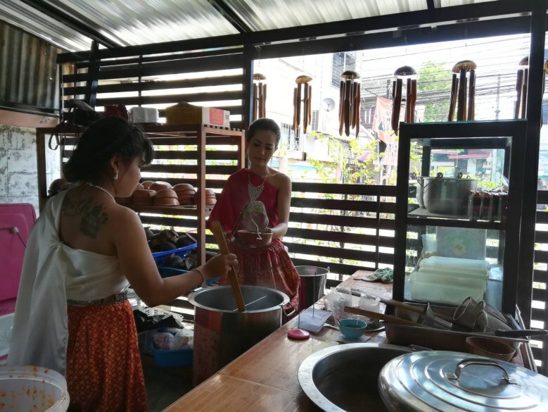 แม่ค้าสองแควอิงกระแสละคร "บุพเพสันนิวาส" แต่งชุดไทยขายก๋วยเตี๋ยว