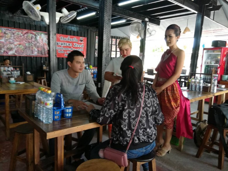 แม่ค้าสองแควอิงกระแสละคร "บุพเพสันนิวาส" แต่งชุดไทยขายก๋วยเตี๋ยว