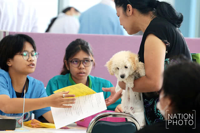 คณะสัตวแพทย์จุฬาฯ เปิดให้บริการฉีดวัคซีนป้องกันโรคพิษสุนัขบ้าในสัตว์เลี้ยงฟรี!