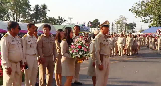 ขรก.พิษณุโลกร่วมวางพานพุ่มในวันท้องถิ่นไทย