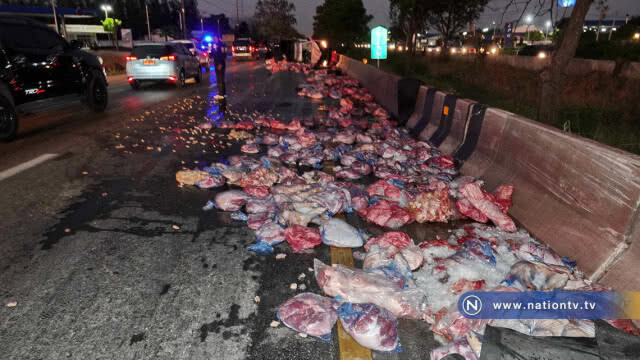 กระบะขนเนื้อหมูยางระเบิดคว่ำขวางถนนทำรถติด 5 กม.