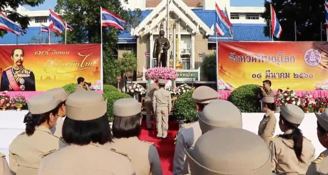 ขรก.พิษณุโลกร่วมวางพานพุ่มในวันท้องถิ่นไทย