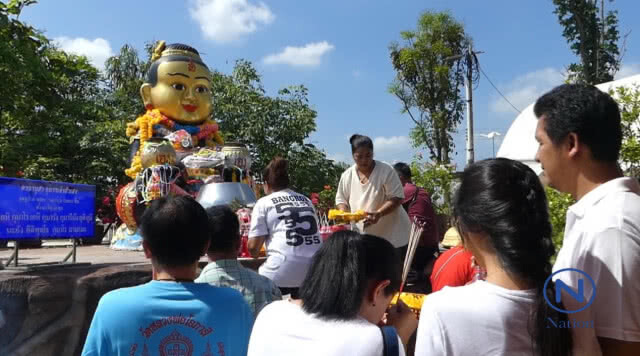 นักเสี่ยงโชคแห่รำแก้บนรอบกุมารเจ้าสัวเฮงหลังให้โชคเลขอ่างน้ำมนต์
