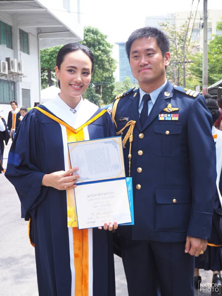 'กุญแจซอล' รับปริญญามี 'สามี' เท่านั้นแสดงความยินดี