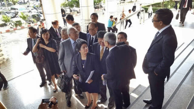 "สุเทพ" นำทีม กปปส. ขึ้นศาลพร้อมกันครั้งแรก สู้ข้อหากบฏ