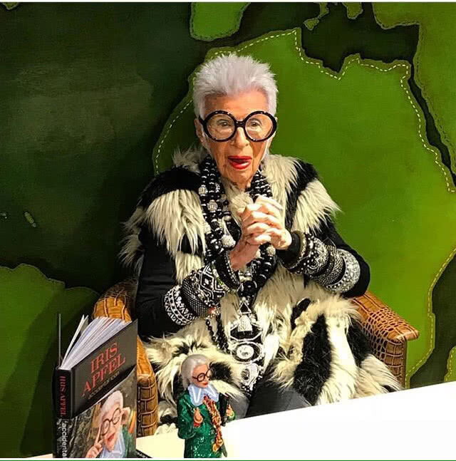 Iris Apfel ในวัย 96 ปี!
กลายร่างเป็น"ตุ๊กตาบาร์บี้"