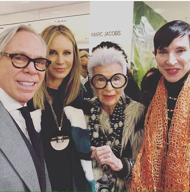 Iris Apfel ในวัย 96 ปี!
กลายร่างเป็น"ตุ๊กตาบาร์บี้"