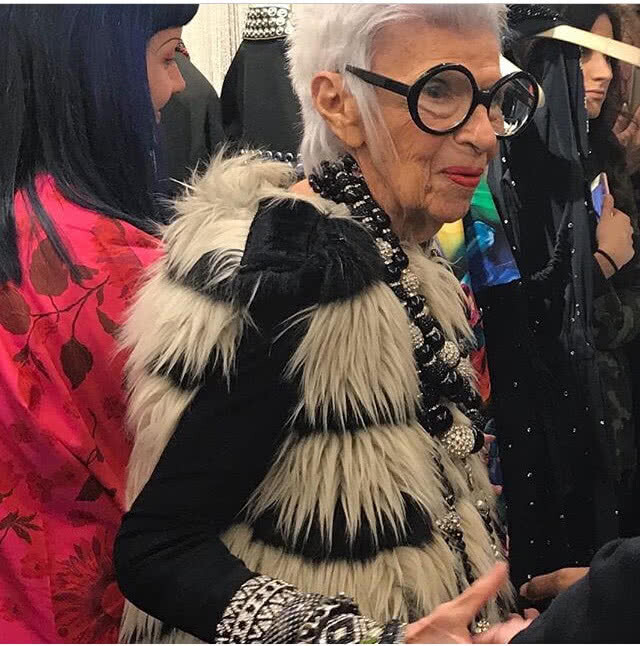 Iris Apfel ในวัย 96 ปี!
กลายร่างเป็น"ตุ๊กตาบาร์บี้"