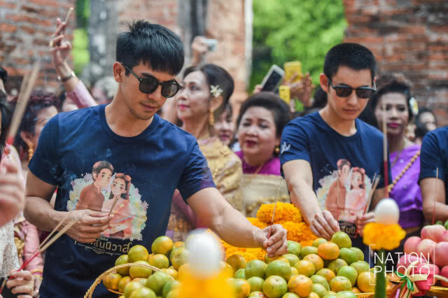 หมื่นเรือง (ปั่นจั่น) -หมื่นเดช (โป๊ป) -จ้อย (โมสต์) 
ร่วมบวงสรวงสมเด็จพระนารายณ์มหาราช