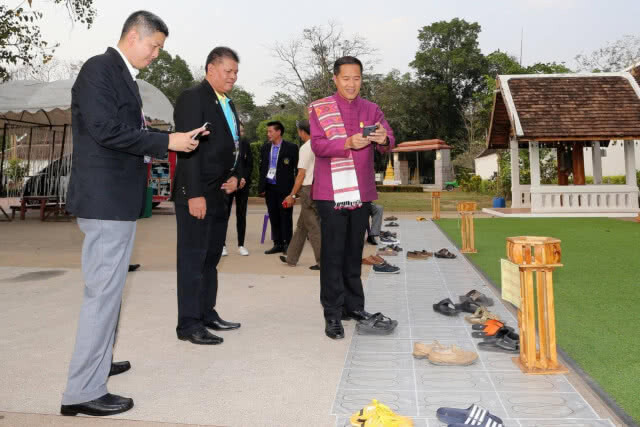 เก๋ๆ "ที่จอดรองเท้า" ณ พระธาตุแช่แห้ง