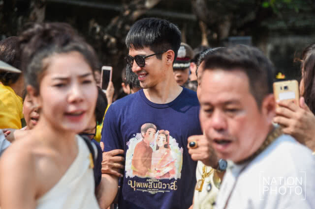 หมื่นเรือง (ปั่นจั่น) -หมื่นเดช (โป๊ป) -จ้อย (โมสต์) 
ร่วมบวงสรวงสมเด็จพระนารายณ์มหาราช