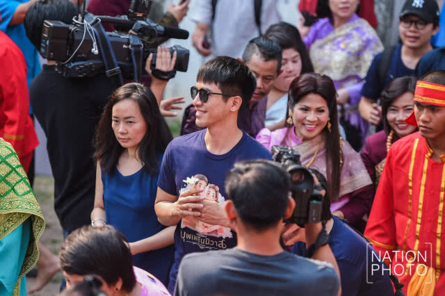 หมื่นเรือง (ปั่นจั่น) -หมื่นเดช (โป๊ป) -จ้อย (โมสต์) 
ร่วมบวงสรวงสมเด็จพระนารายณ์มหาราช