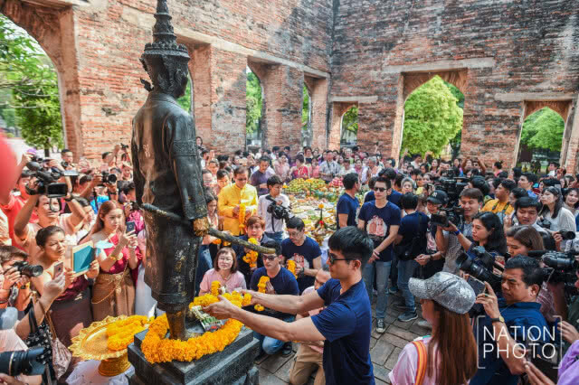 ชาวเมืองละโว้ คึกคัก!! แห่ต้อนรับพี่หมื่นโป๊ป ร่วมบวงสรวงสมเด็จพระนารายณ์มหาราช