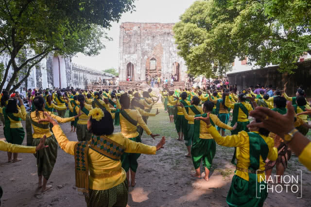 หมื่นเรือง (ปั่นจั่น) -หมื่นเดช (โป๊ป) -จ้อย (โมสต์) 
ร่วมบวงสรวงสมเด็จพระนารายณ์มหาราช