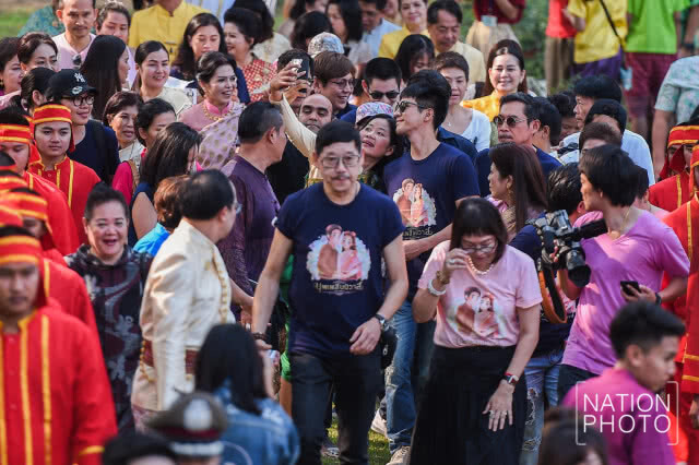 หมื่นเรือง (ปั่นจั่น) -หมื่นเดช (โป๊ป) -จ้อย (โมสต์) 
ร่วมบวงสรวงสมเด็จพระนารายณ์มหาราช