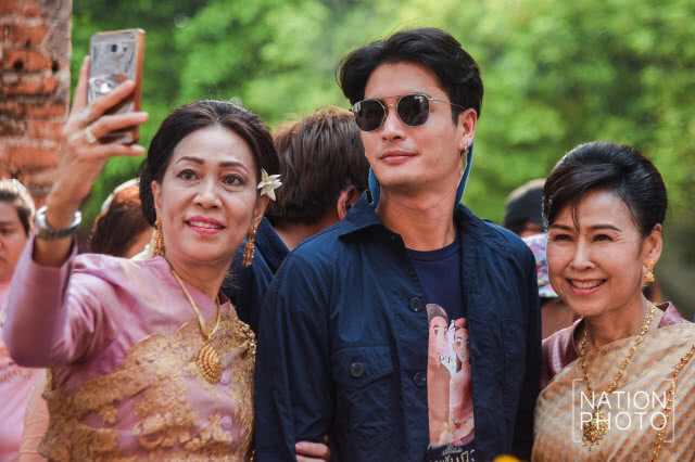 หมื่นเรือง (ปั่นจั่น) -หมื่นเดช (โป๊ป) -จ้อย (โมสต์) 
ร่วมบวงสรวงสมเด็จพระนารายณ์มหาราช