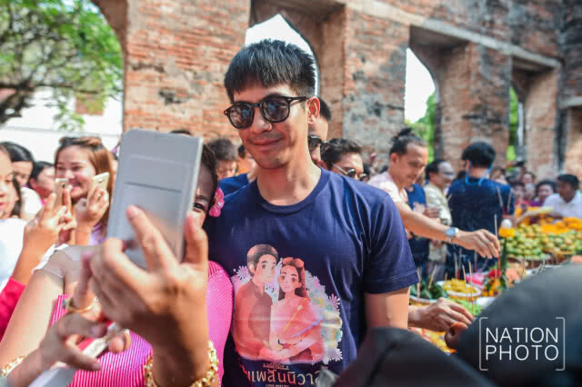 หมื่นเรือง (ปั่นจั่น) -หมื่นเดช (โป๊ป) -จ้อย (โมสต์) 
ร่วมบวงสรวงสมเด็จพระนารายณ์มหาราช