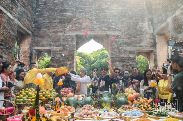 หมื่นเรือง (ปั่นจั่น) -หมื่นเดช (โป๊ป) -จ้อย (โมสต์) 
ร่วมบวงสรวงสมเด็จพระนารายณ์มหาราช