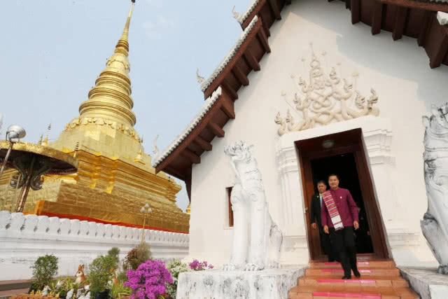 เก๋ๆ "ที่จอดรองเท้า" ณ พระธาตุแช่แห้ง