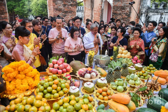 หมื่นเรือง (ปั่นจั่น) -หมื่นเดช (โป๊ป) -จ้อย (โมสต์) 
ร่วมบวงสรวงสมเด็จพระนารายณ์มหาราช