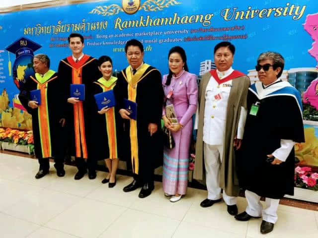 ปริญญาศิลปกรรมศาสตรดุษฏีบัณฑิตกิตติมศักดิ์ (สาขาดนตรีสมัยนิยม) ชลธี ธารทอง ศิลปินแห่งชาติ