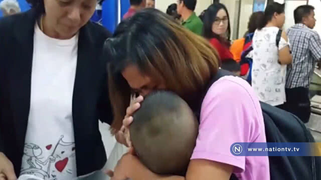 น้อง"มิวสิค"โผกอดแม่
หลังจากแม่ถูกปล่อยตัวจากเรือนจำ
ผู้ว่ากาฬสินธุ์ควักกระเป๋าออกค่าใช้จ่ายเดินทาง