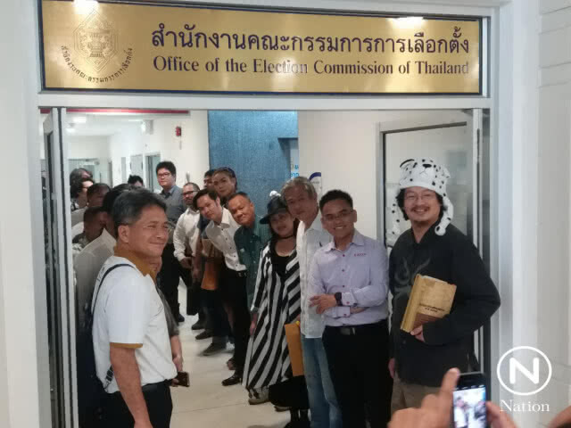 "บก.ลายจุด" ยื่นจดแจ้งพรรค "เกรียน"