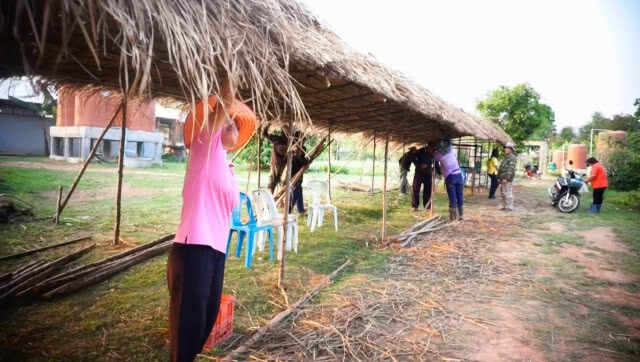 กลุ่มทอผ้าพื้นเมืองนาคำไฮ เตรียมต้อนรับนายกรัฐมนตรี