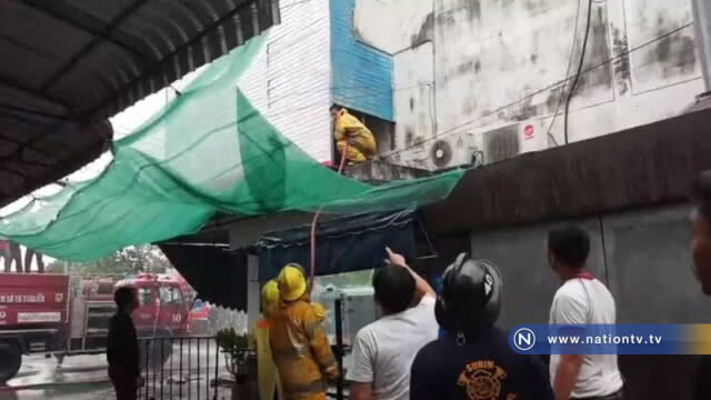 เจ้าของร้านวิ่งหนีตายเพลิงไหม้ร้านเสื้อใกล้ห้างดังเมืองสุรินทร์