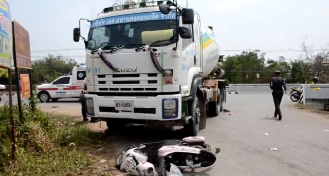 หมวกกันน็อคช่วยชีวิต! หนุ่มใหญ่ซิ่งจยย.ชนรถปูนล้มกระแทกพื้นหวิดดับ