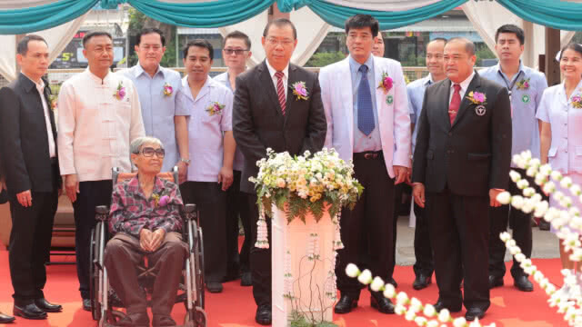 อดีตครูวัย 76 ปี สุดใจบุญ! บริจาค 10 ล้าน สร้างโรงพยาบาลชายแดน