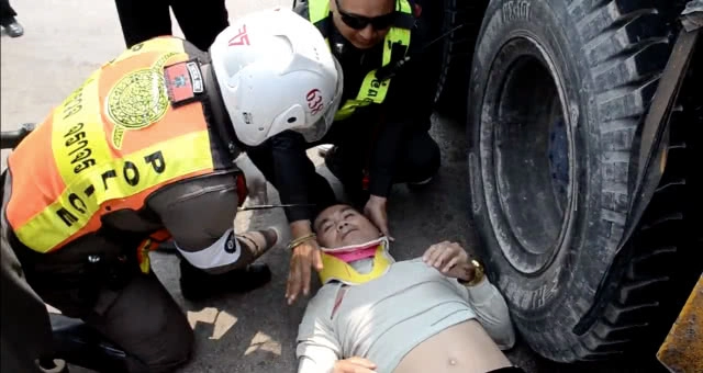 หมวกกันน็อคช่วยชีวิต! หนุ่มใหญ่ซิ่งจยย.ชนรถปูนล้มกระแทกพื้นหวิดดับ
