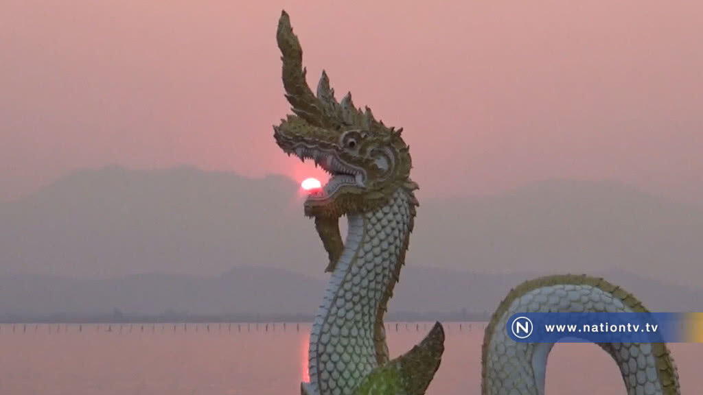นทท.ชม"พญานาค" อมดวงอาทิตย์ลับฟ้า ที่กว๊านพะเยา