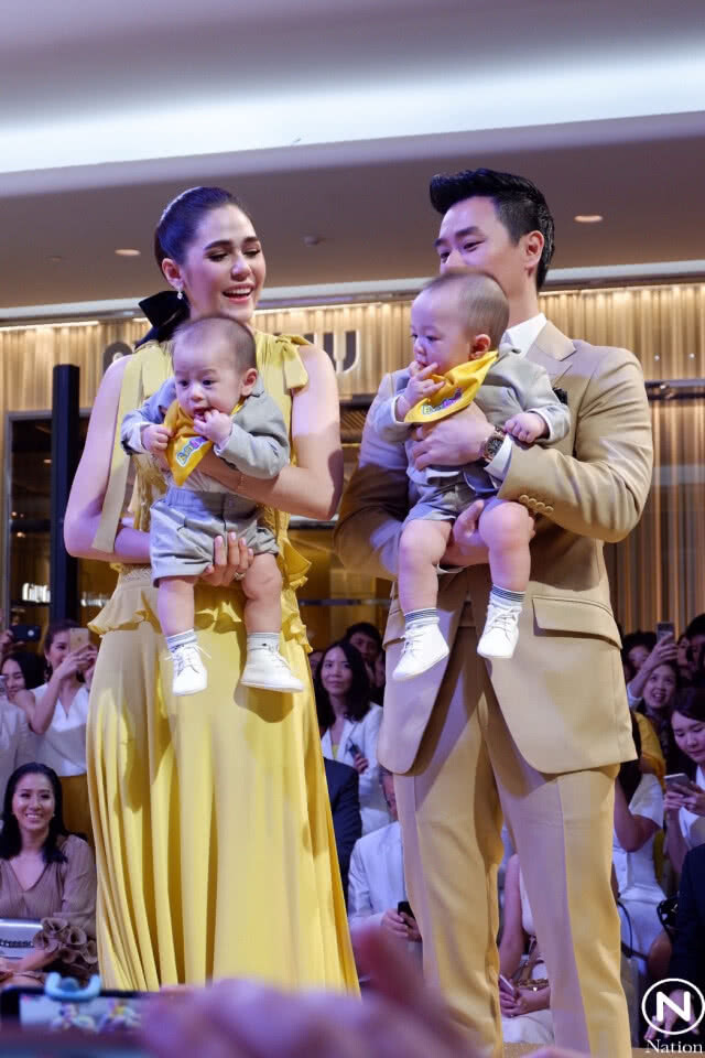 "ชมพู่ อารยา" ลุ้นสุดใจ ลูกแฝดออกงานครั้งแรก