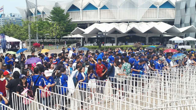 แฟนบอล คึกคัก!! ต่อแถวรอเชียร์ช้างศึก ปะทะกาบอง ศึกคิงส์คัพ ครั้งที่46