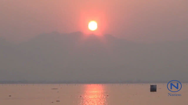 นทท.ชม"พญานาค" อมดวงอาทิตย์ลับฟ้า ที่กว๊านพะเยา