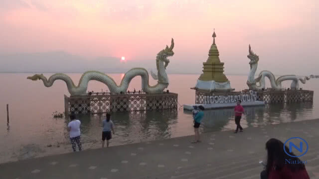 นทท.ชม"พญานาค" อมดวงอาทิตย์ลับฟ้า ที่กว๊านพะเยา