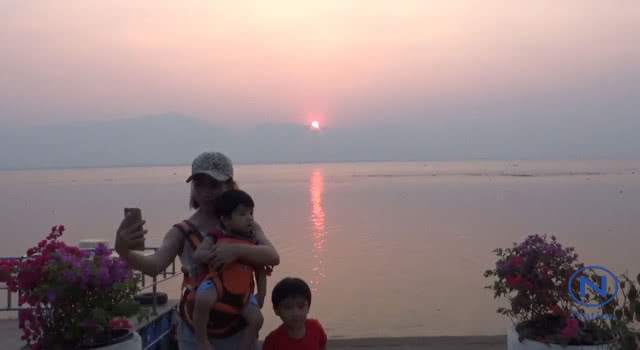 นทท.ชม"พญานาค" อมดวงอาทิตย์ลับฟ้า ที่กว๊านพะเยา