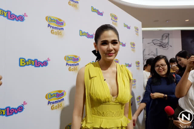"ชมพู่ อารยา" ลุ้นสุดใจ ลูกแฝดออกงานครั้งแรก