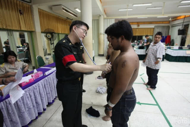 "มิ๊ก ทองระย้า" ตบเท้าสมัครทหาร!
