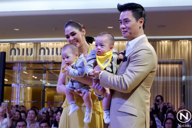 "ชมพู่ อารยา" ลุ้นสุดใจ ลูกแฝดออกงานครั้งแรก