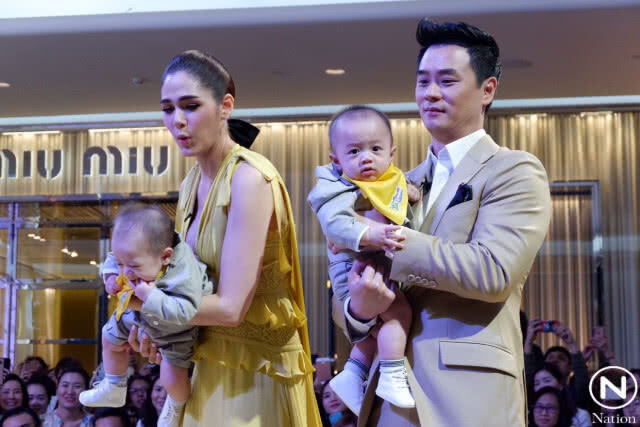 "ชมพู่ อารยา" ลุ้นสุดใจ ลูกแฝดออกงานครั้งแรก