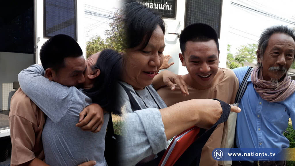"ไผ่ดาวดิน"ชื่นมื่น
แม่นำใบปริญญามาให้ขณะขึ้นศาลทหาร
คดีฝ่าฝืนคำสั่งคสช.
