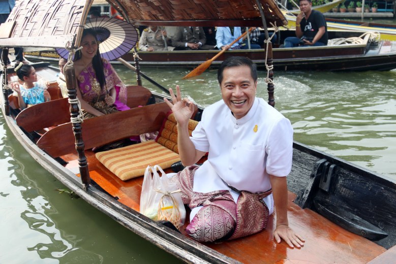 "วีรศักดิ์" แต่งชุดไทยเปิดงาน "การท่องเที่ยวเพื่อคนทั้งมวล"