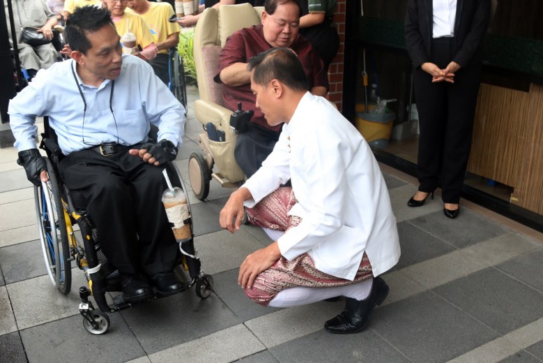 "วีรศักดิ์" แต่งชุดไทยเปิดงาน "การท่องเที่ยวเพื่อคนทั้งมวล"
