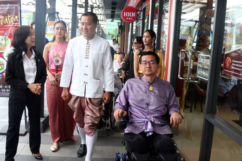 "วีรศักดิ์" แต่งชุดไทยเปิดงาน "การท่องเที่ยวเพื่อคนทั้งมวล"